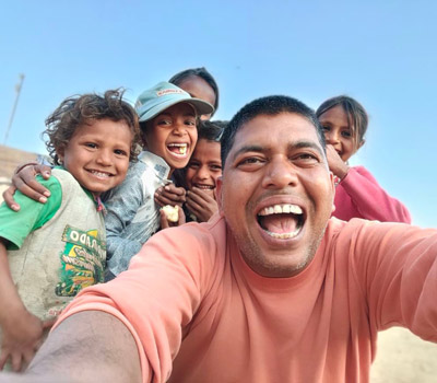 pintu-and-kids-take-a-selfie Pintu and kids take a selfie